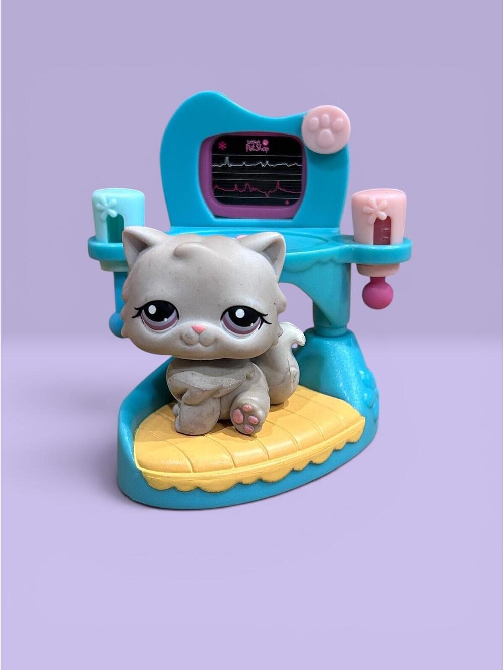 Littlest Pet Shop LPS Persian Cat #263 Pink Magnet Pet with Vet Room Accessory